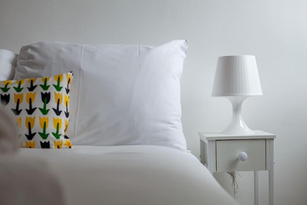 Modern Living In Stylish 3-bed Flat Londra