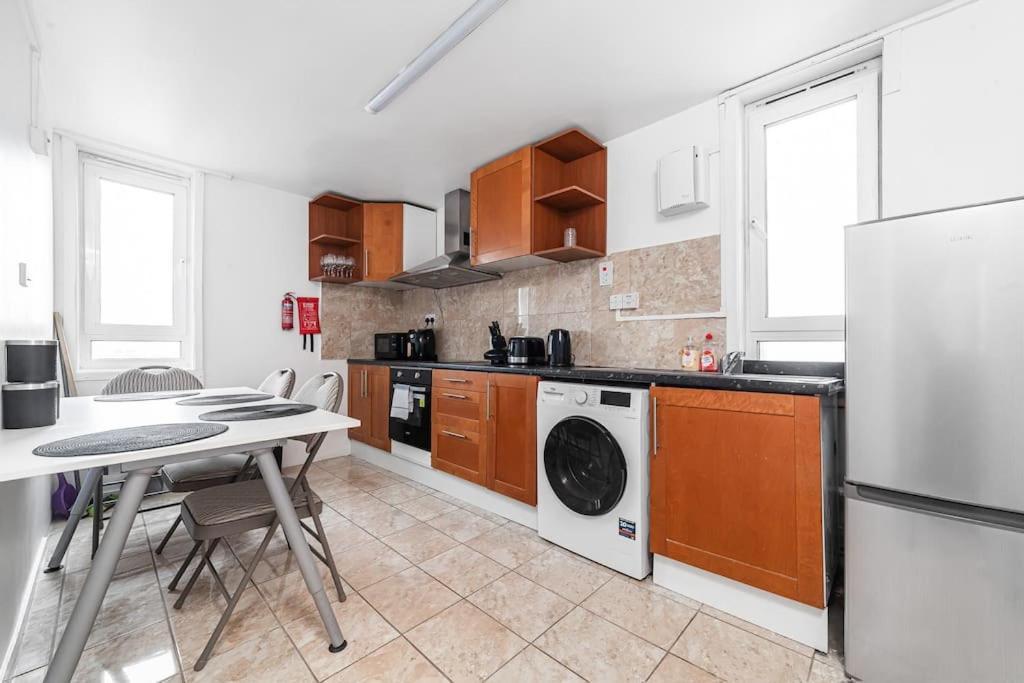 Modern Living In Stylish 3-bed Flat Londra