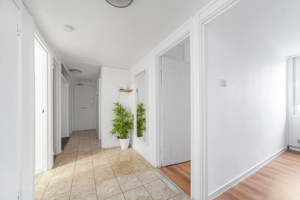Modern Living In Stylish 3-bed Flat Londra