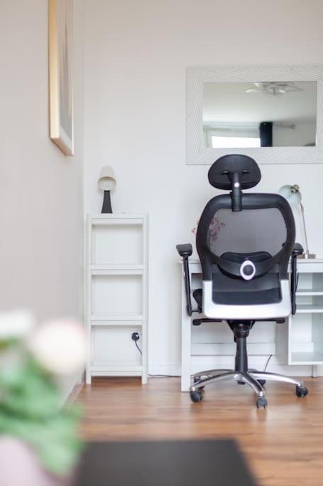Modern Living In Stylish 3-bed Flat * Londra